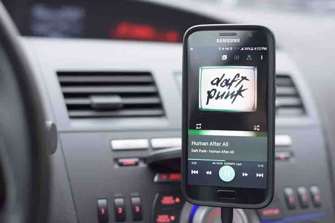 Écouter des chansons dans sa voiture sans radio